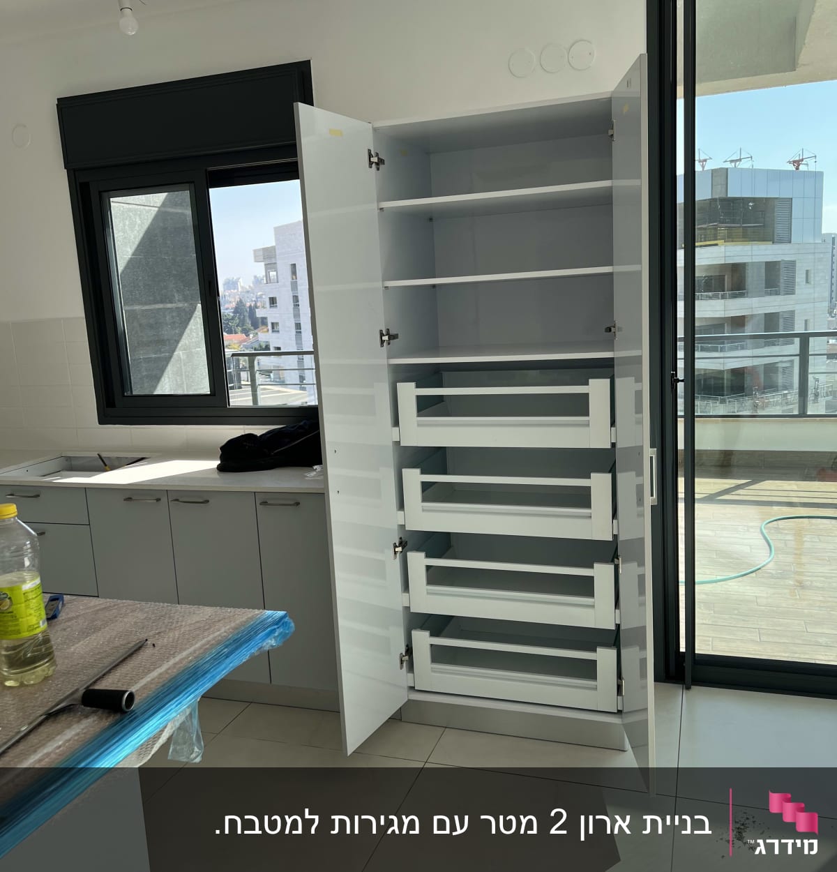 ארון מטבח פתוח עם מדפים ומגירות